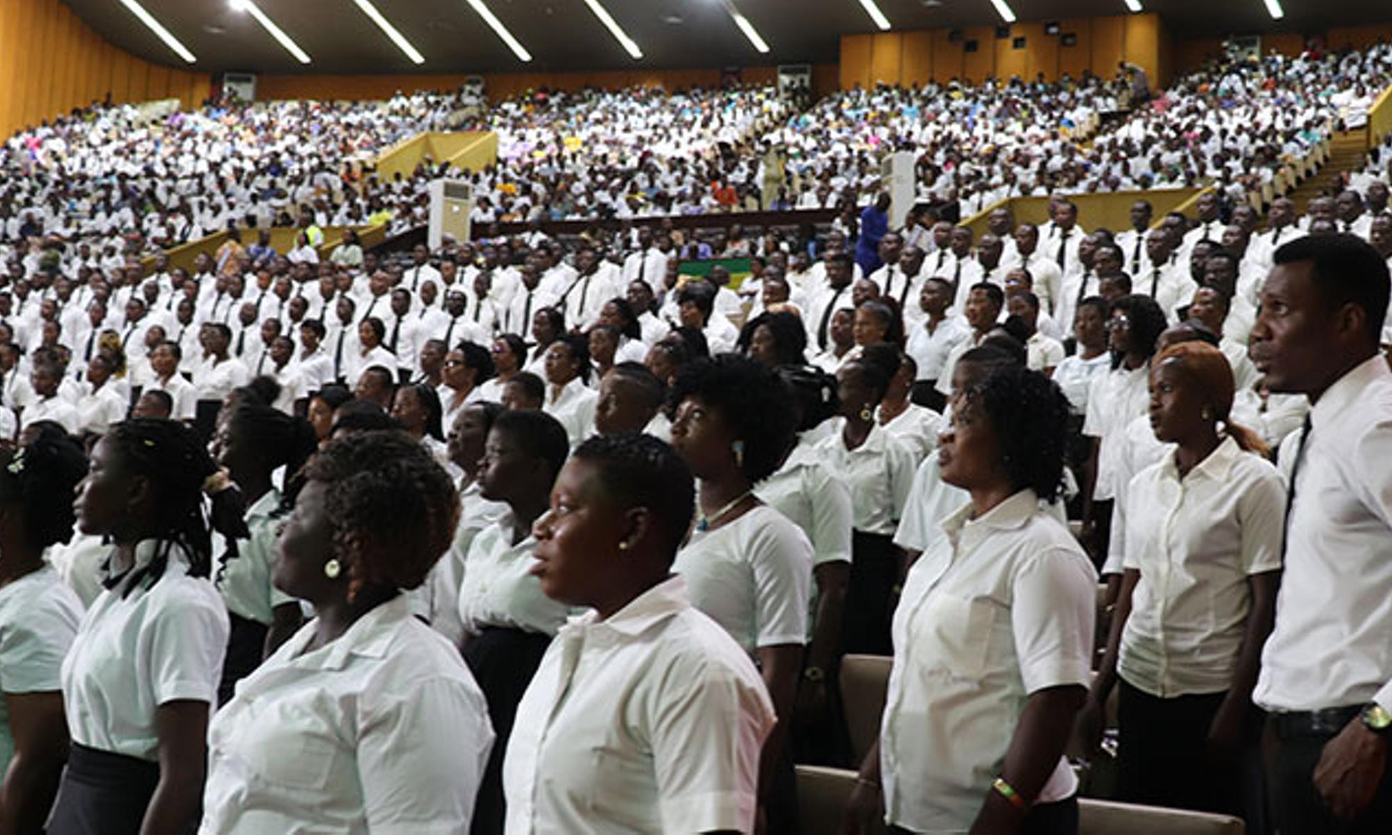 Ein großer Chor umrahmte den Gottesdienst in Lomé mit seinem Vorträgen