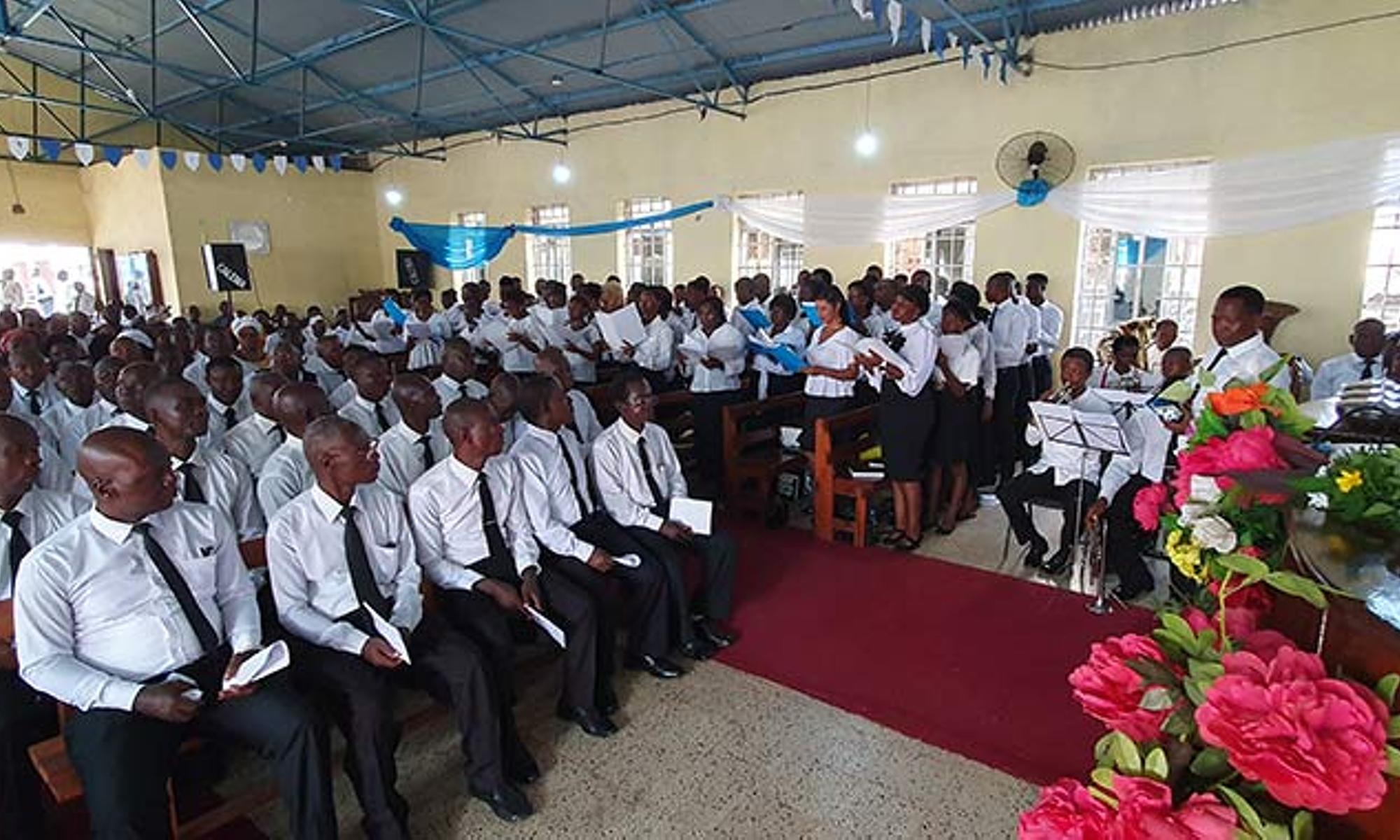 Ein gemischter Chor umrahmt den Gottesdienst in Kissy/Freetown