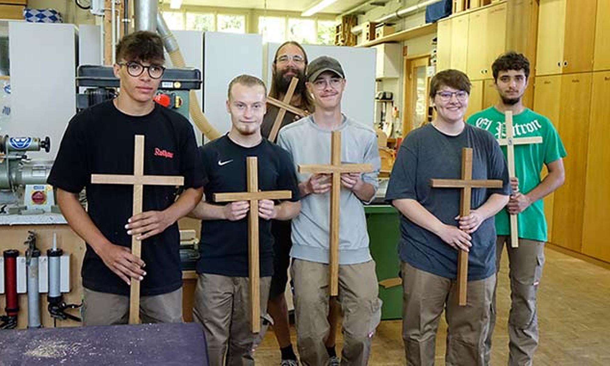 Stolze Azubis – mehr als 500 Holzkreuze für die Neuapostolische Kirche 
Süddeutschland gefertigt