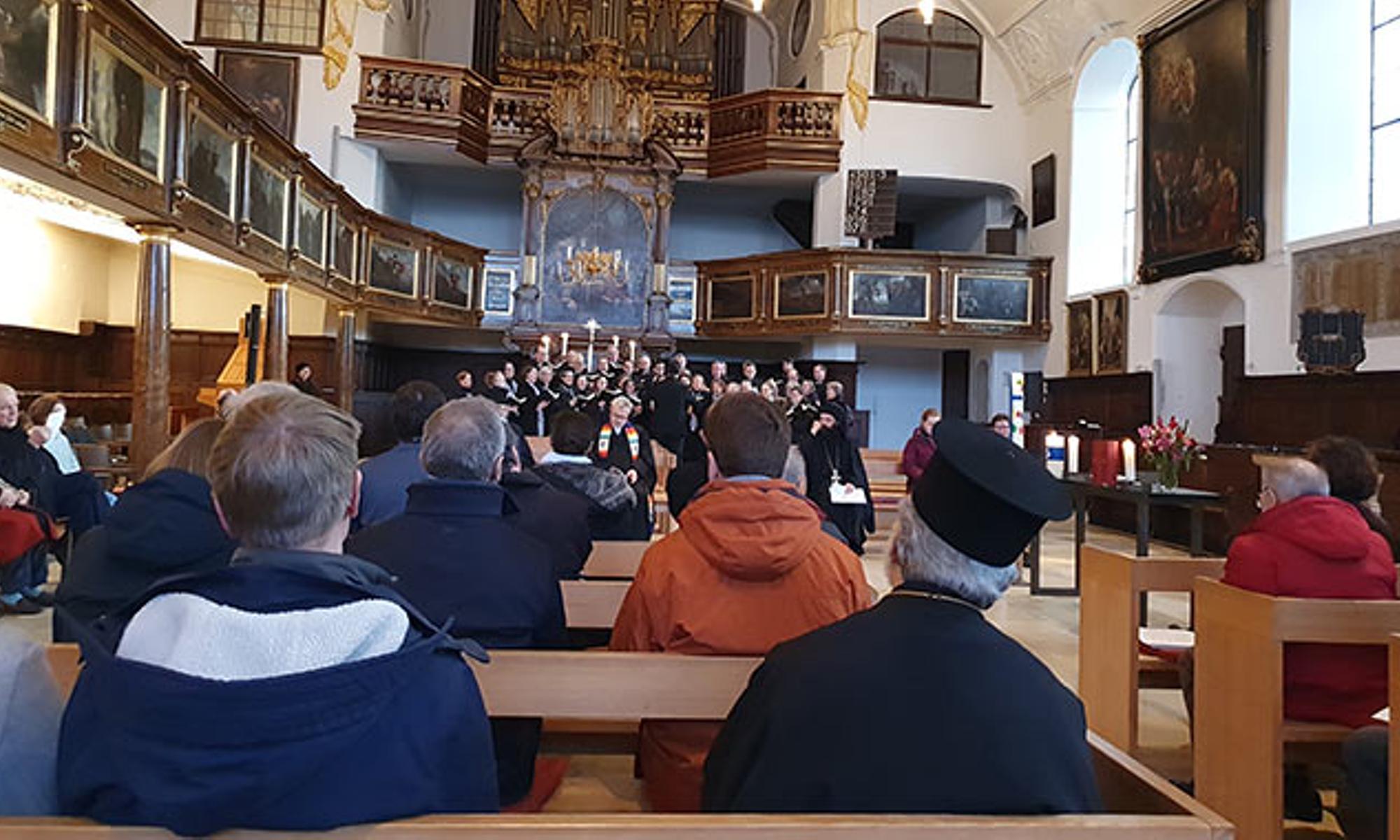 Ein Kammerchor der Neuapostolischen Kirche umrahmt den Gottesdienst