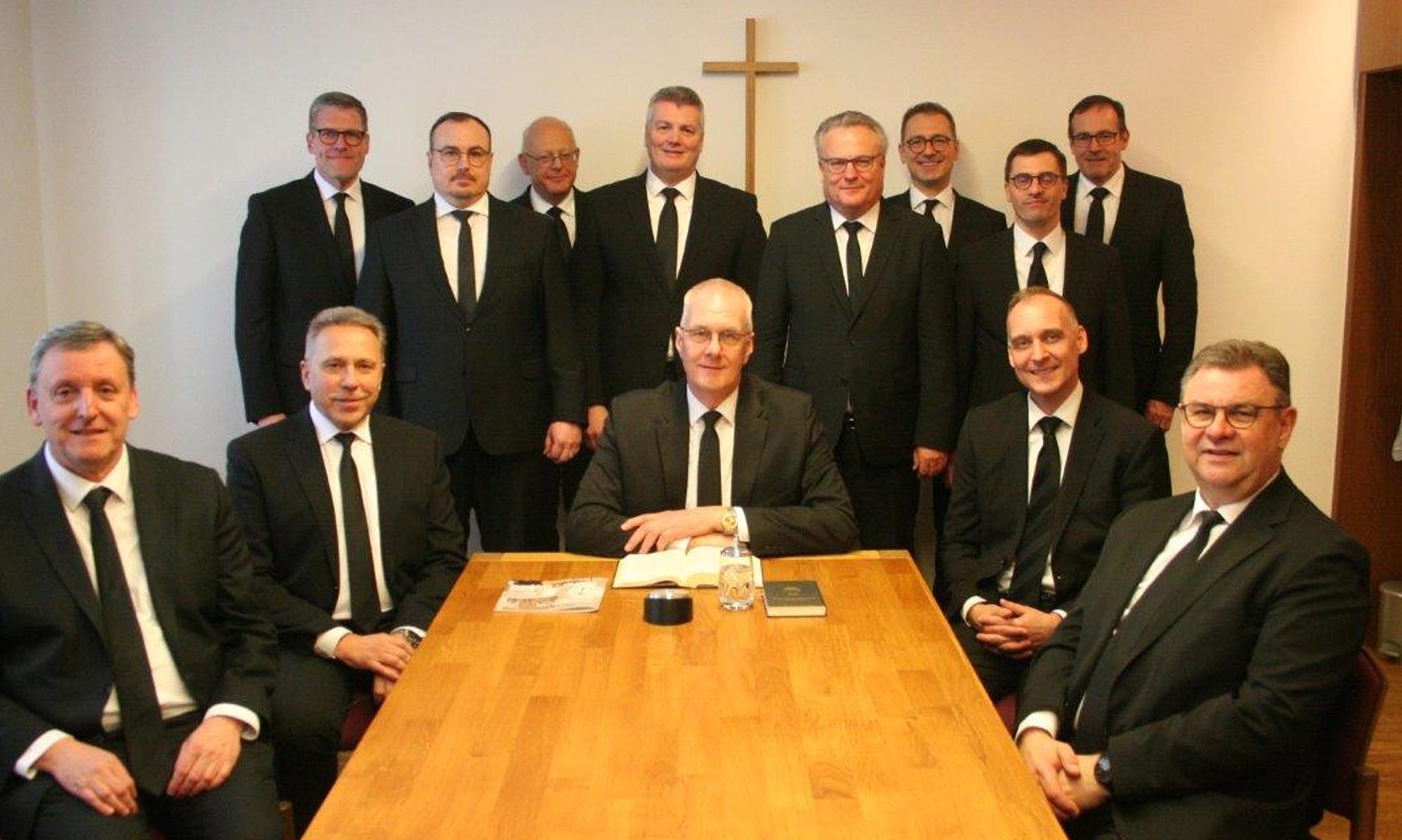 Bezirksapostel Michael Ehrich (Mitte) mit den süddeutschen Aposteln und Bischöfen